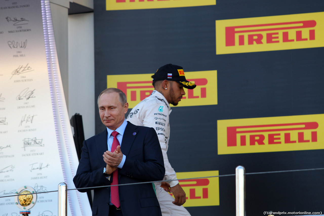 GP RUSSIA, 01.05.2016 - Gara, Vladmir Putin (RUS) Russian President e Lewis Hamilton (GBR) Mercedes AMG F1 W07 Hybrid