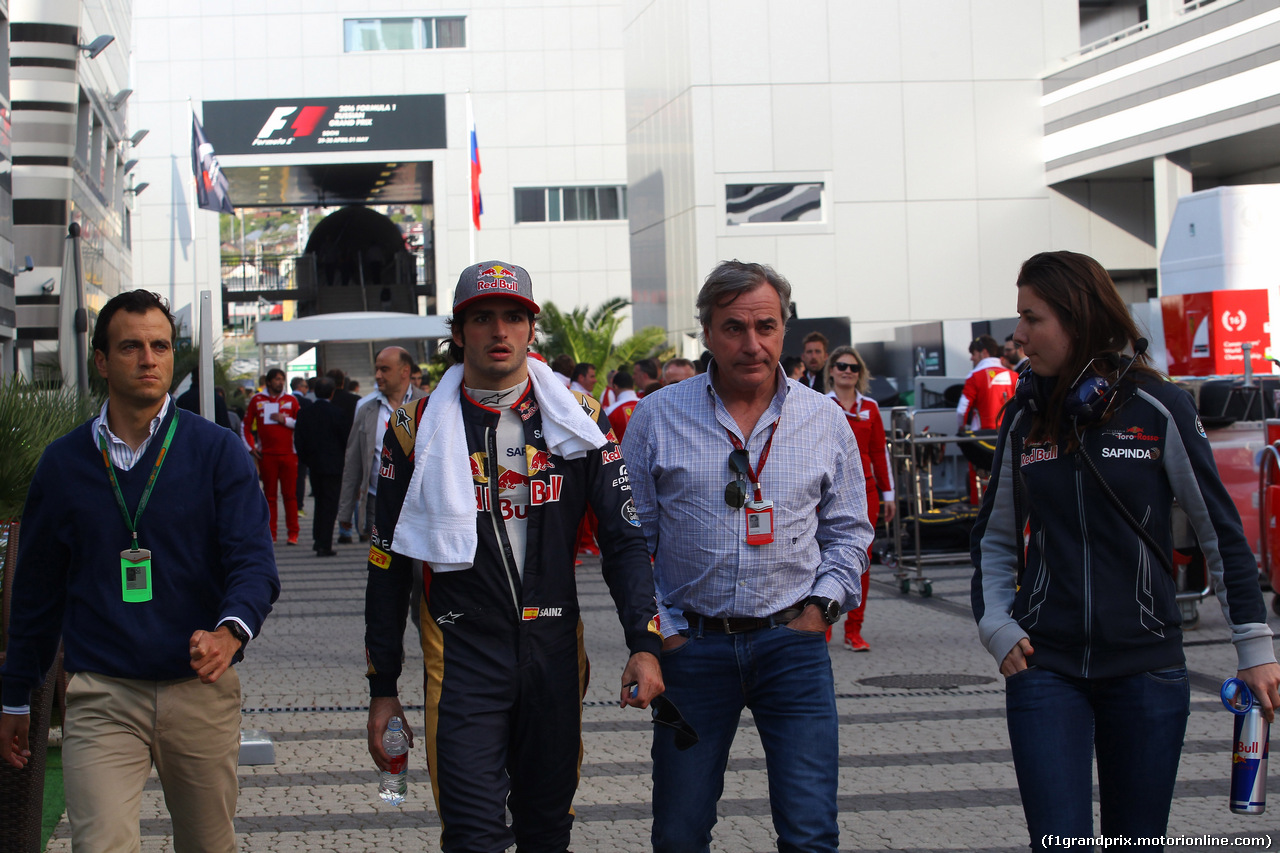 GP RUSSIA, 01.05.2016 - Gara, Carlos Sainz Jr (ESP) Scuderia Toro Rosso STR11 e his father Carlos Sainz Jr (ESP)