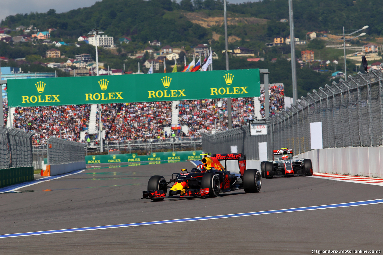 GP RUSSIA, 01.05.2016 - Gara, Daniil Kvyat (RUS) Red Bull Racing RB12 davanti a Esteban Gutierrez (MEX) Haas F1 Team VF-16