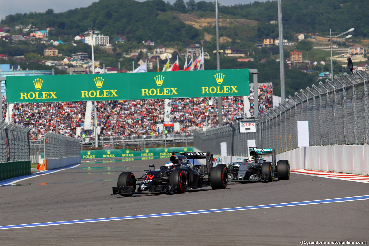 GP RUSSIA, 01.05.2016 - Gara, Fernando Alonso (ESP) McLaren Honda MP4-31 davanti a Lewis Hamilton (GBR) Mercedes AMG F1 W07 Hybrid