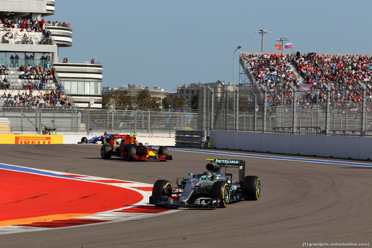 GP RUSSIA, 01.05.2016 - Gara, Nico Rosberg (GER) Mercedes AMG F1 W07 Hybrid davanti a Daniil Kvyat (RUS) Red Bull Racing RB12