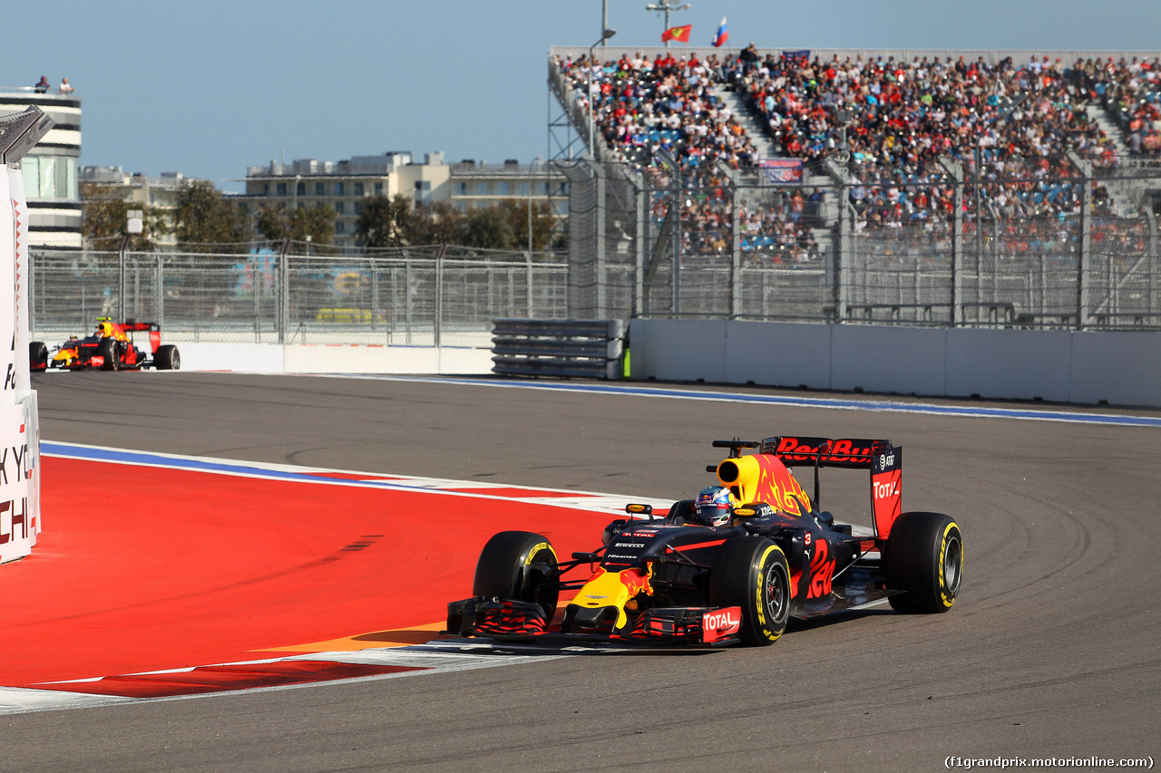 GP RUSSIA, 01.05.2016 - Gara, Daniel Ricciardo (AUS) Red Bull Racing RB12 davanti a Daniil Kvyat (RUS) Red Bull Racing RB12