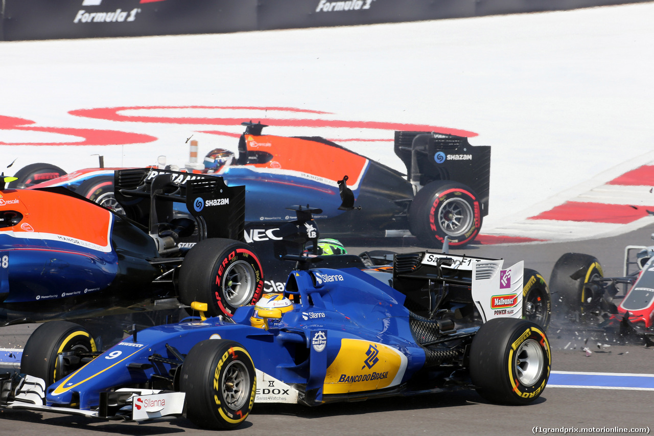 GP RUSSIA, 01.05.2016 - Gara, Start of the race, Crash, Nico Hulkenberg (GER) Sahara Force India F1 VJM09