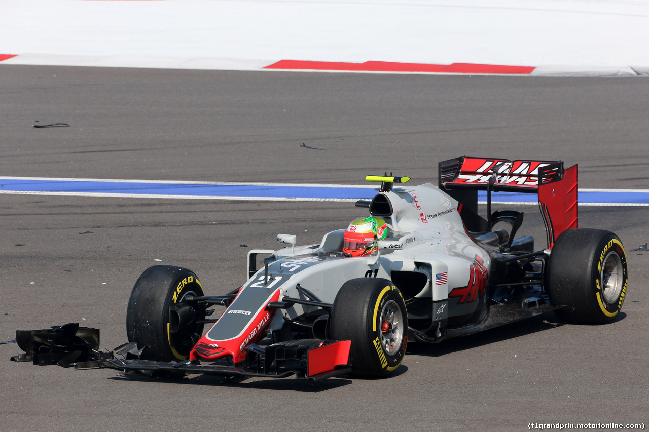 GP RUSSIA, 01.05.2016 - Gara, Crash, Esteban Gutierrez (MEX) Haas F1 Team VF-16