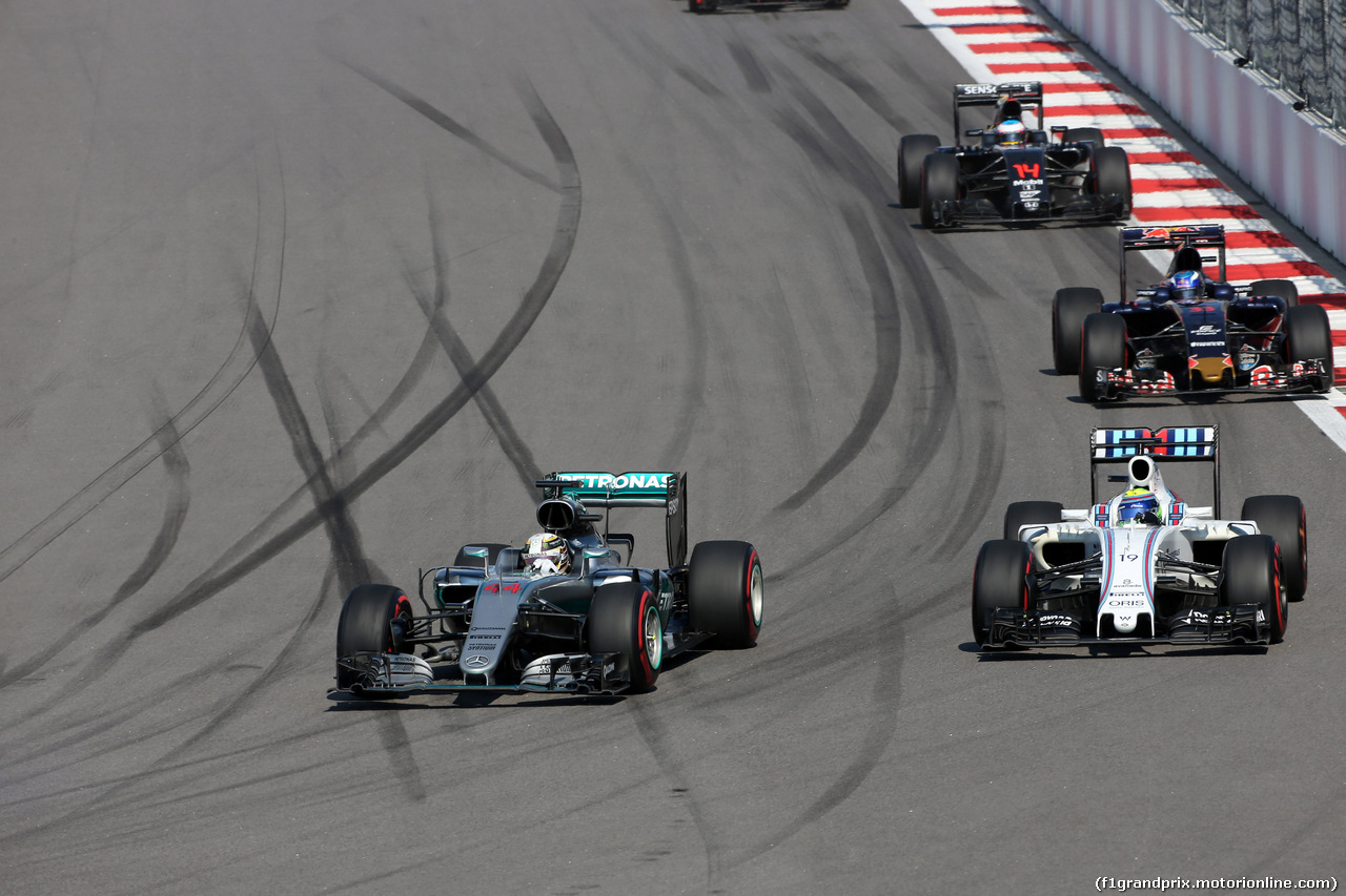 GP RUSSIA, 01.05.2016 - Gara, Lewis Hamilton (GBR) Mercedes AMG F1 W07 Hybrid e Valtteri Bottas (FIN) Williams FW38