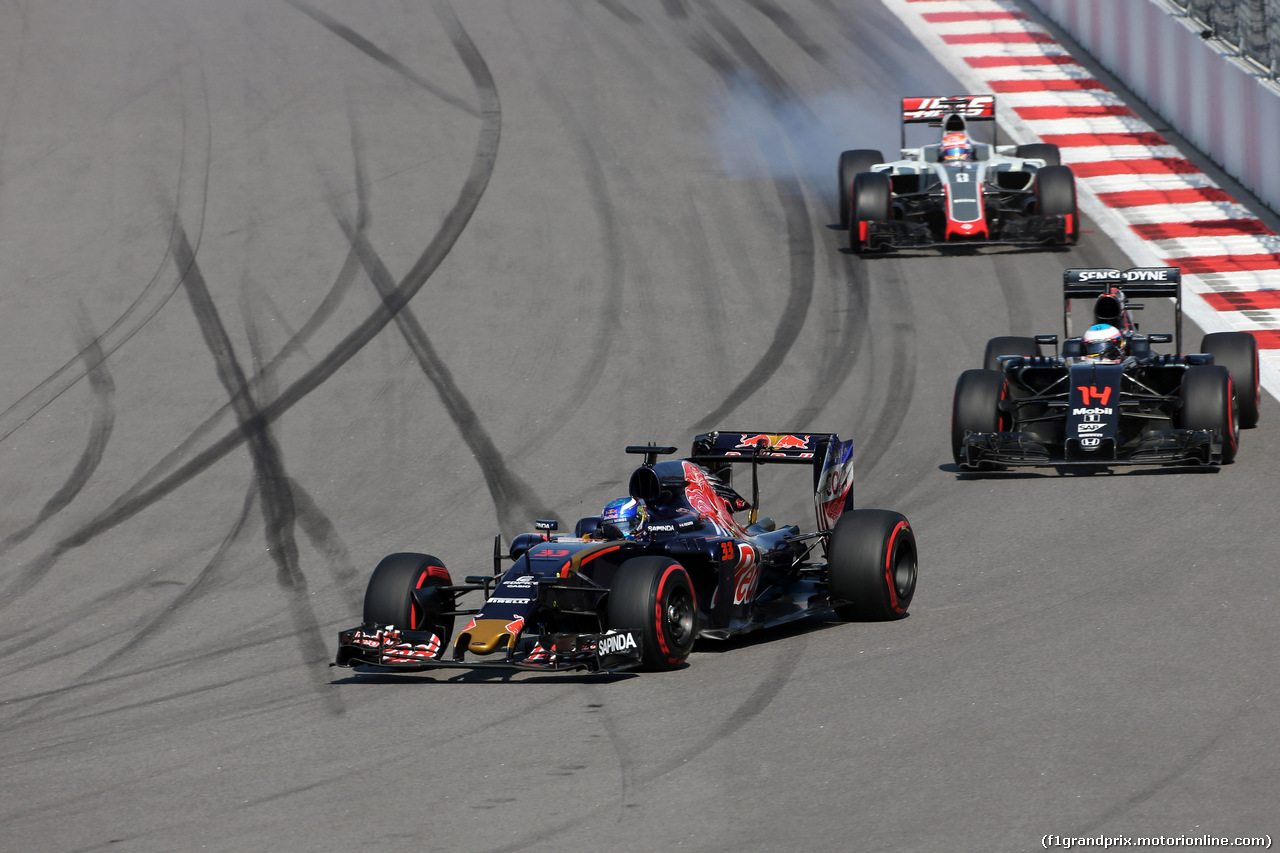 GP RUSSIA, 01.05.2016 - Gara, Max Verstappen (NED) Scuderia Toro Rosso STR11 e Fernando Alonso (ESP) McLaren Honda MP4-31