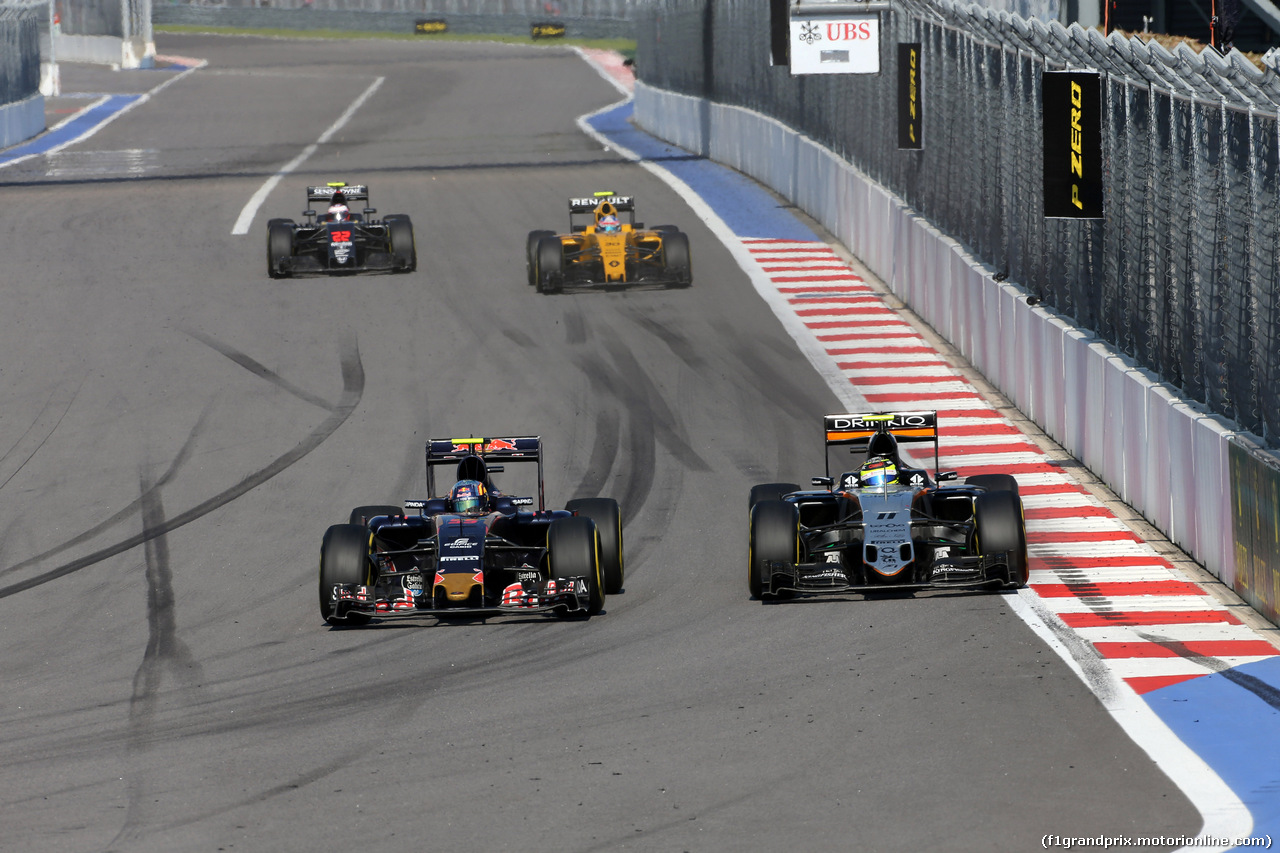 GP RUSSIA, 01.05.2016 - Gara, Carlos Sainz Jr (ESP) Scuderia Toro Rosso STR11 e Sergio Perez (MEX) Sahara Force India F1 VJM09