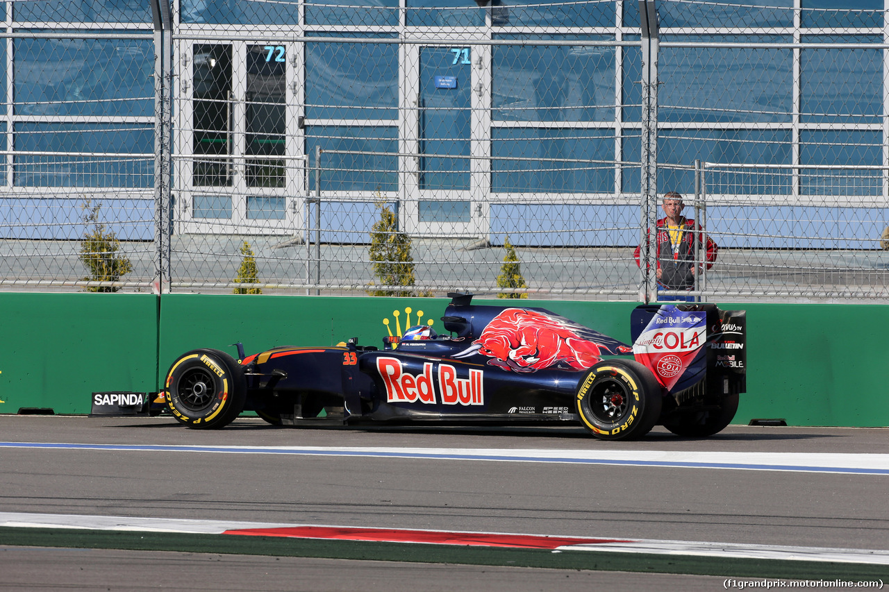 GP RUSSIA, 01.05.2016 - Gara, Max Verstappen (NED) Scuderia Toro Rosso STR11 retires from the race