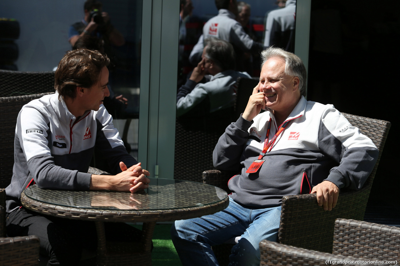 GP RUSSIA, 28.04.2016 - Esteban Gutierrez (MEX) Haas F1 Team VF-16 e Gene Haas (USA), head of the Haas F1 Team