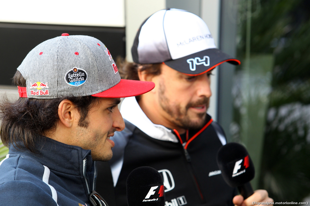 GP RUSSIA, 28.04.2016 - Carlos Sainz Jr (ESP) Scuderia Toro Rosso STR11 e Fernando Alonso (ESP) McLaren Honda MP4-31