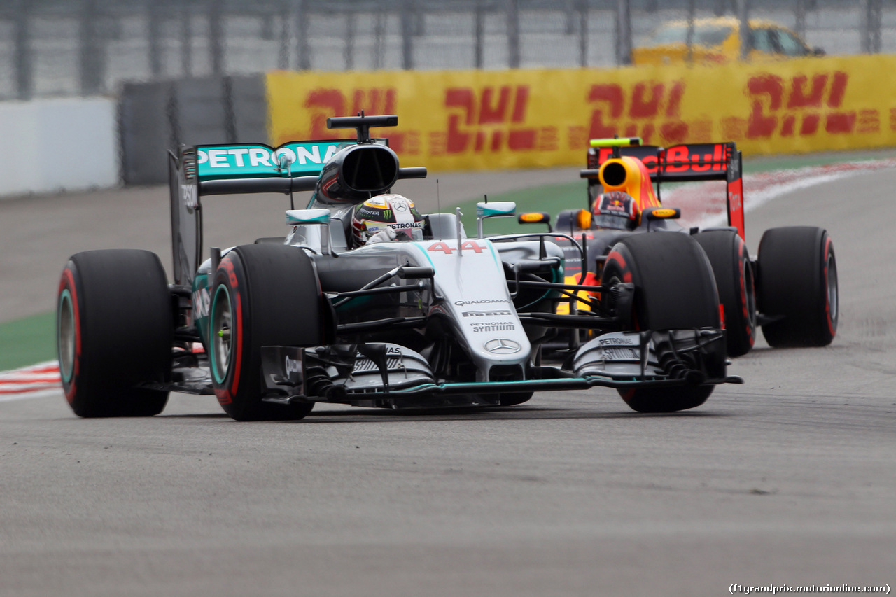 GP RUSSIA, 30.04.2016 - Prove Libere 3, Lewis Hamilton (GBR) Mercedes AMG F1 W07 Hybrid e Daniil Kvyat (RUS) Red Bull Racing RB12