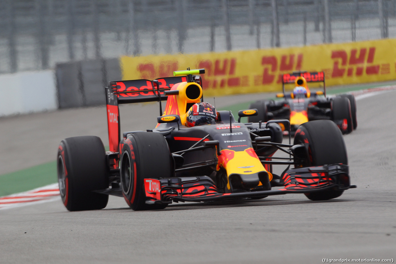 GP RUSSIA, 30.04.2016 - Prove Libere 3, Daniil Kvyat (RUS) Red Bull Racing RB12 davanti a Daniel Ricciardo (AUS) Red Bull Racing RB12