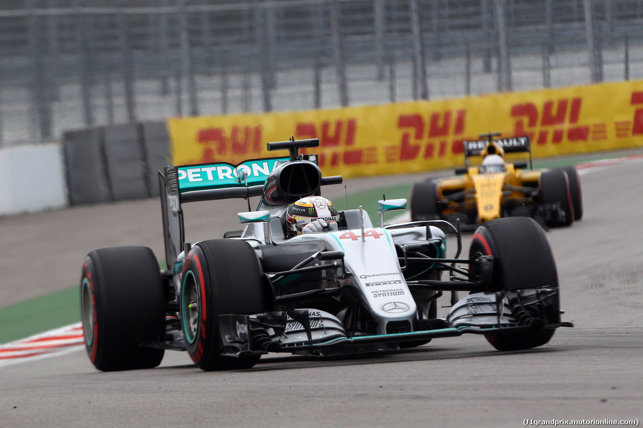 GP RUSSIA, 30.04.2016 - Prove Libere 3, Lewis Hamilton (GBR) Mercedes AMG F1 W07 Hybrid e Kevin Magnussen (DEN) Renault Sport F1 Team RS16