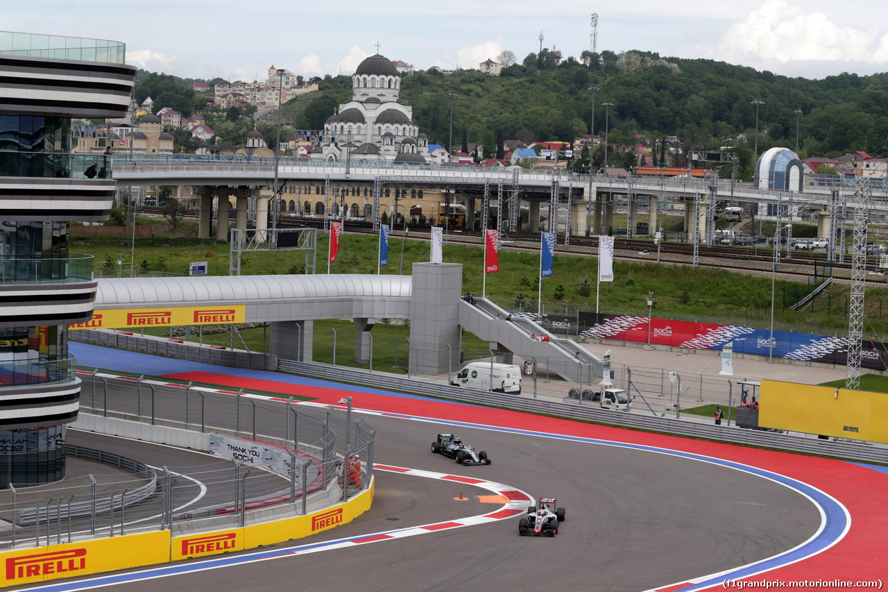 GP RUSSIA, 30.04.2016 - Prove Libere 3, Romain Grosjean (FRA) Haas F1 Team VF-16 davanti a Nico Rosberg (GER) Mercedes AMG F1 W07 Hybrid