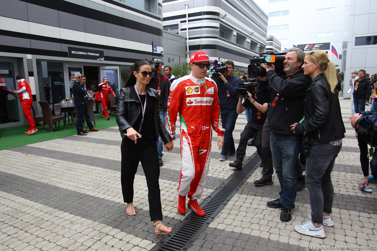 GP RUSSIA, 30.04.2016 - Qualifiche, Kimi Raikkonen (FIN) Ferrari SF16-H e your girlfriend Minttu Virtanen