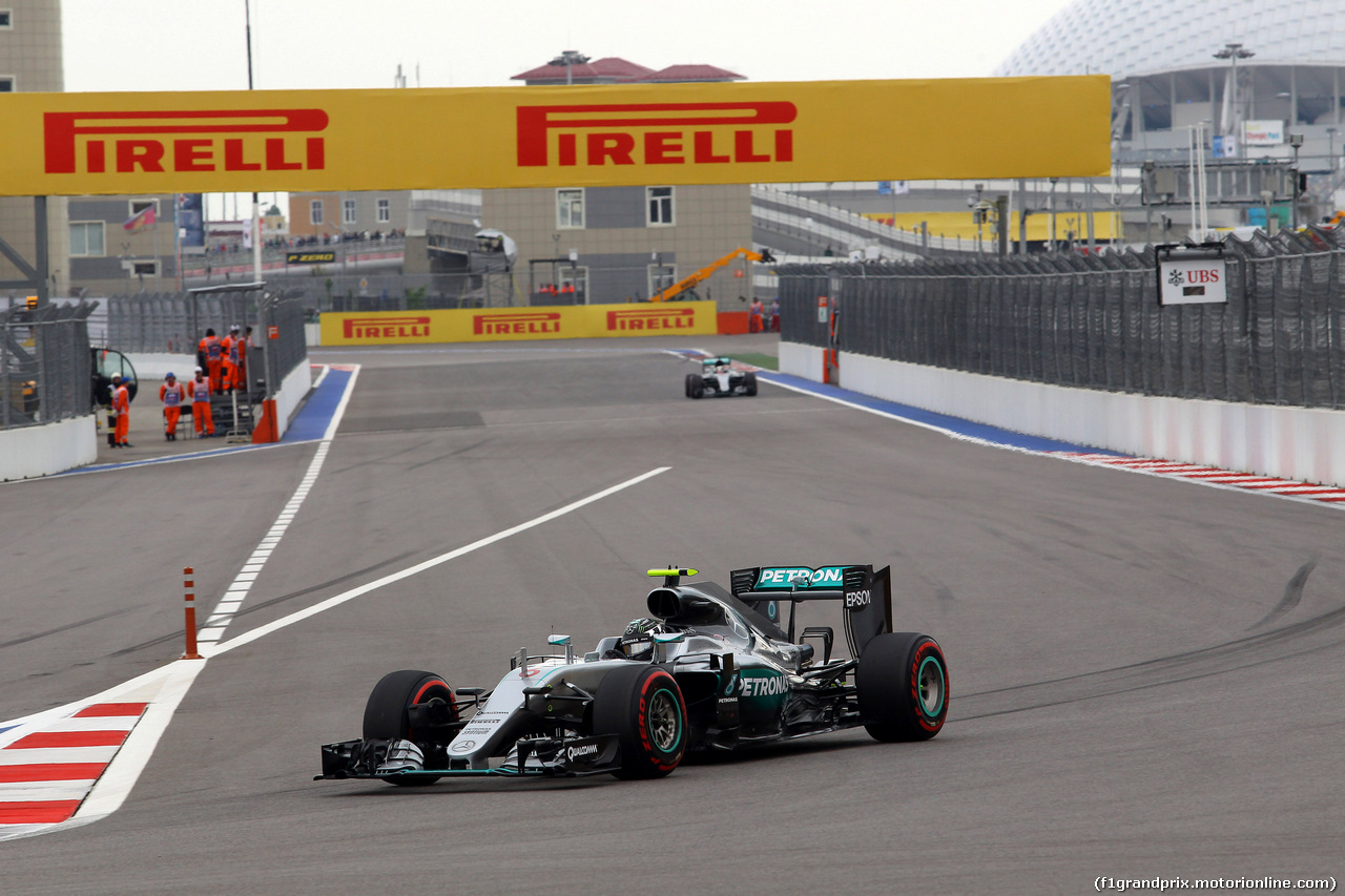 GP RUSSIA, 30.04.2016 - Qualifiche, Nico Rosberg (GER) Mercedes AMG F1 W07 Hybrid davanti a Lewis Hamilton (GBR) Mercedes AMG F1 W07 Hybrid