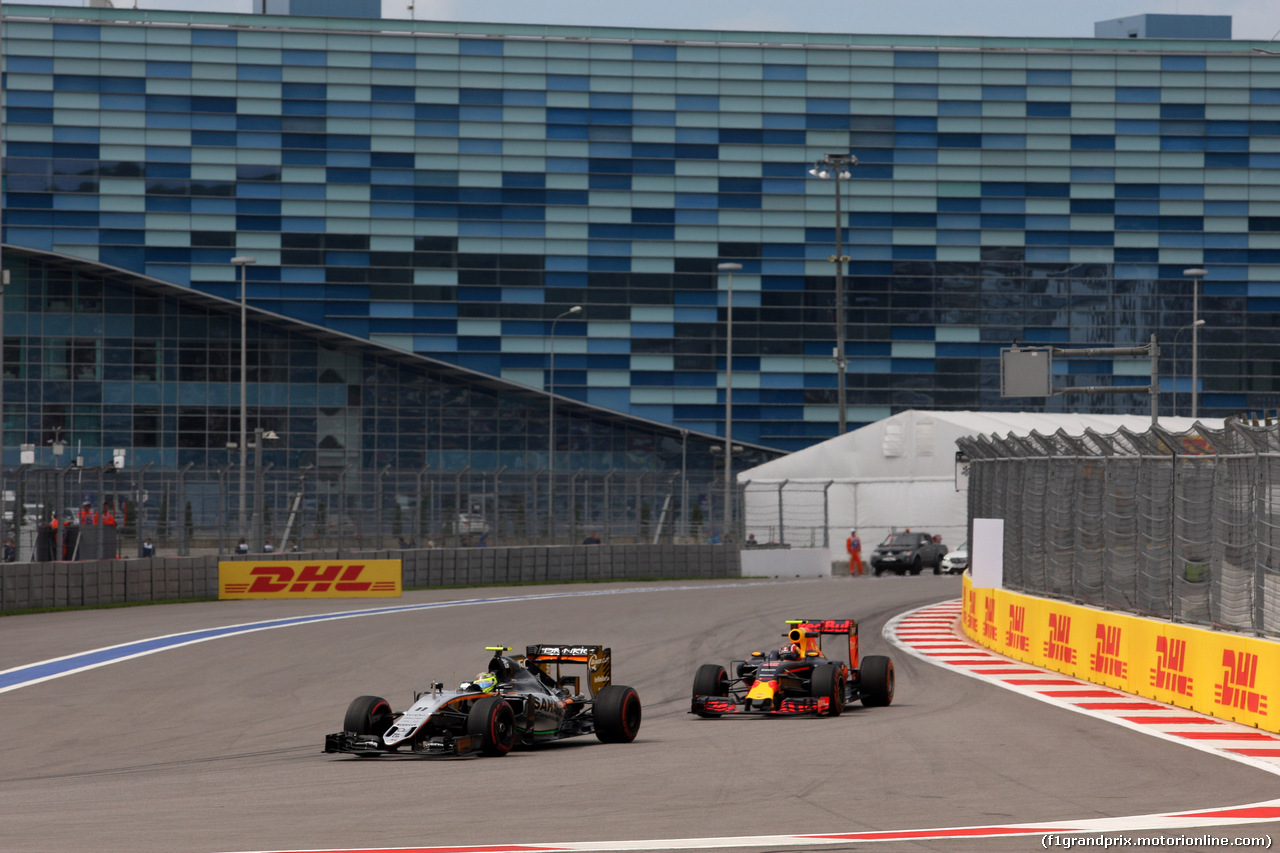 GP RUSSIA, 29.04.2016 - Prove Libere 1, Sergio Perez (MEX) Sahara Force India F1 VJM09 e Daniil Kvyat (RUS) Red Bull Racing RB12