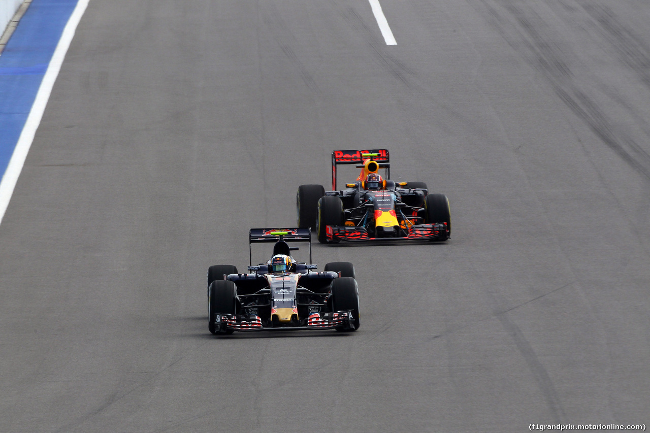 GP RUSSIA, 29.04.2016 - Prove Libere 1, Carlos Sainz Jr (ESP) Scuderia Toro Rosso STR11 e Daniil Kvyat (RUS) Red Bull Racing RB12