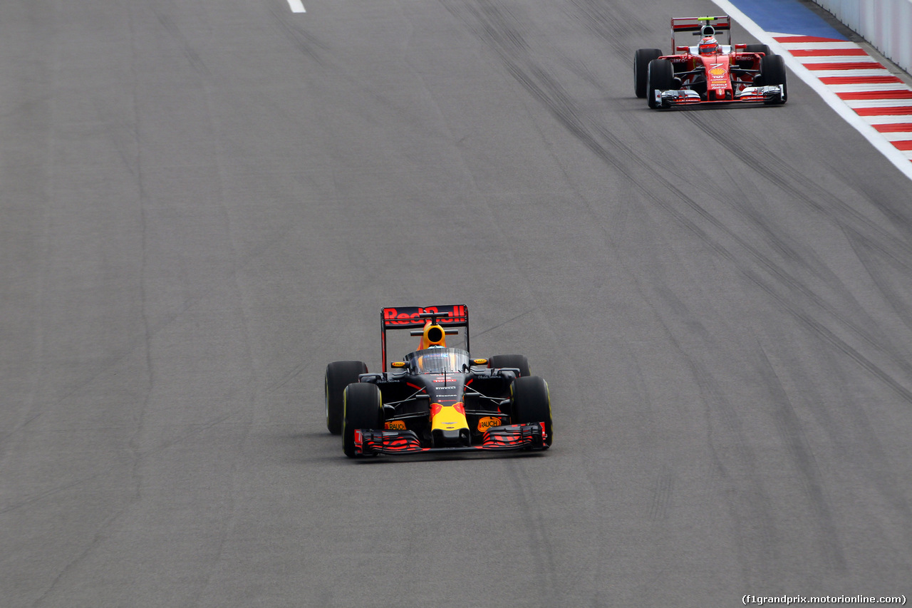 GP RUSSIA, 29.04.2016 - Prove Libere 1, Daniel Ricciardo (AUS) Red Bull Racing RB12 with Aeroscreen e Kimi Raikkonen (FIN) Ferrari SF16-H