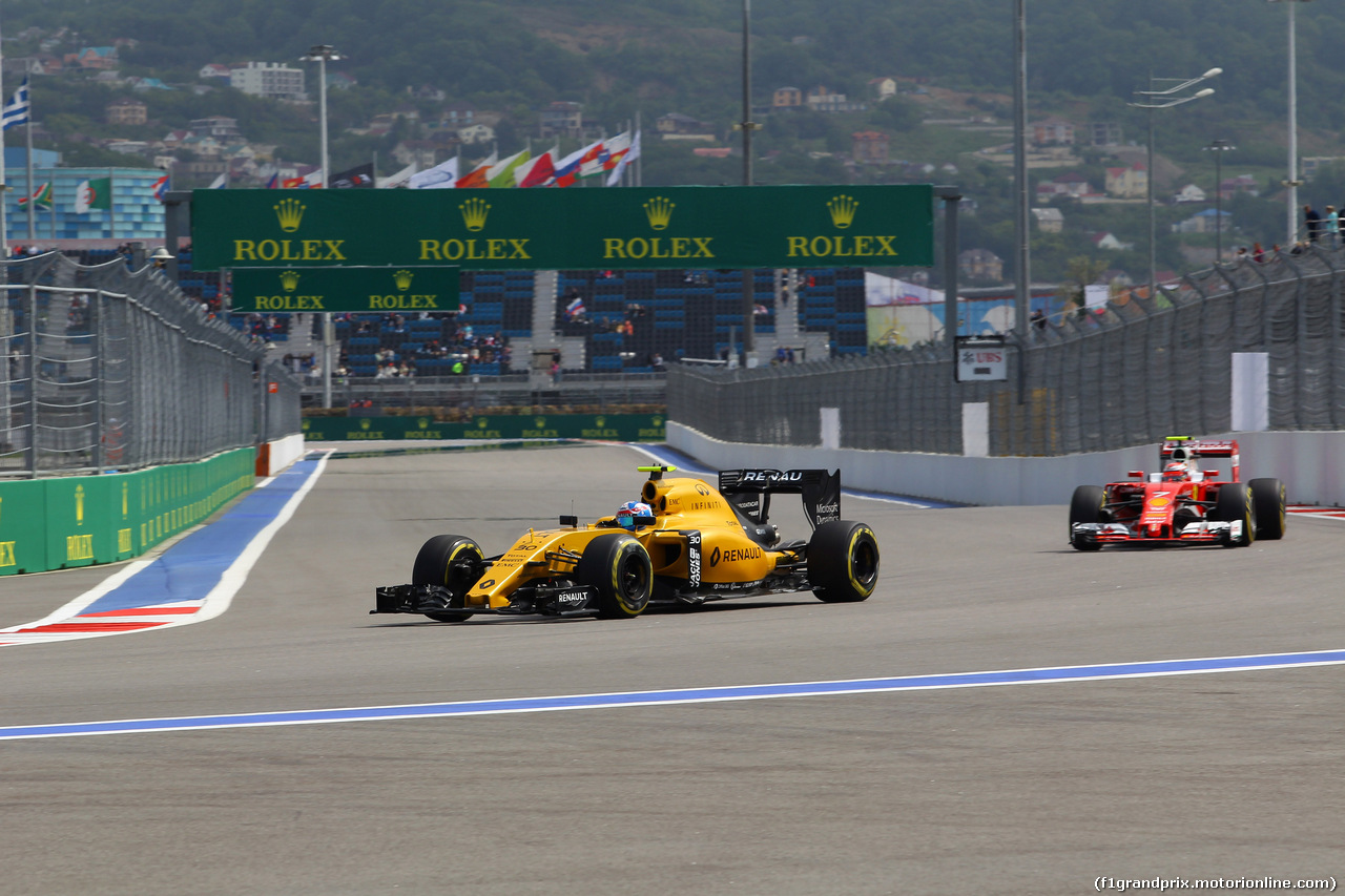GP RUSSIA, 29.04.2016 - Prove Libere 1, Jolyon Palmer (GBR) Renault Sport F1 Team RS16 e Kimi Raikkonen (FIN) Ferrari SF16-H