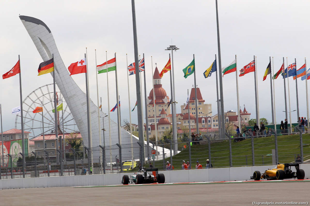 GP RUSSIA, 29.04.2016 - Prove Libere 1, Lewis Hamilton (GBR) Mercedes AMG F1 W07 Hybrid e Sergey Sirotkin (RUS) Renault Sport F1 Team, Test Driver