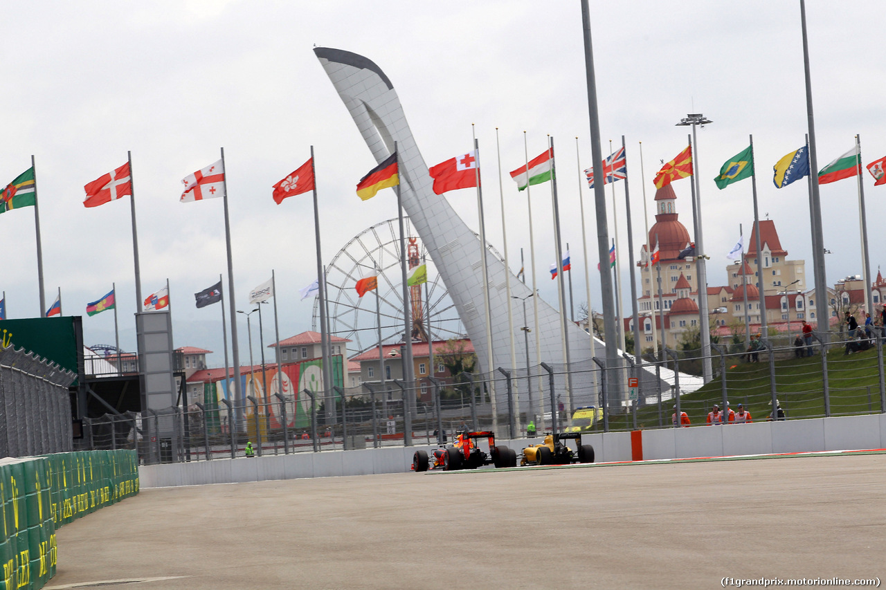 GP RUSSIA, 29.04.2016 - Prove Libere 1, Daniel Ricciardo (AUS) Red Bull Racing RB12 e Sergey Sirotkin (RUS) Renault Sport F1 Team, Test Driver