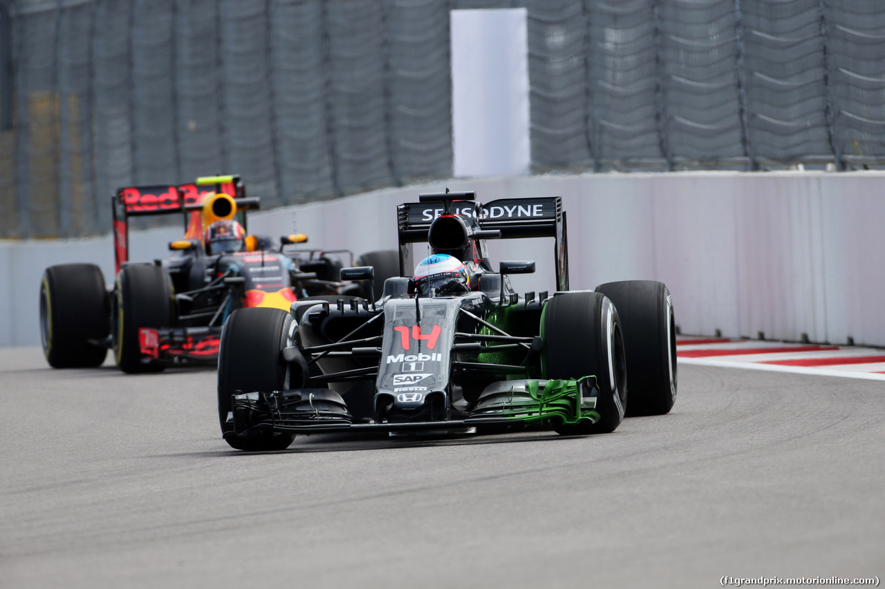 GP RUSSIA, 29.04.2016 - Prove Libere 1, Fernando Alonso (ESP) McLaren Honda MP4-31 davanti a Daniil Kvyat (RUS) Red Bull Racing RB12