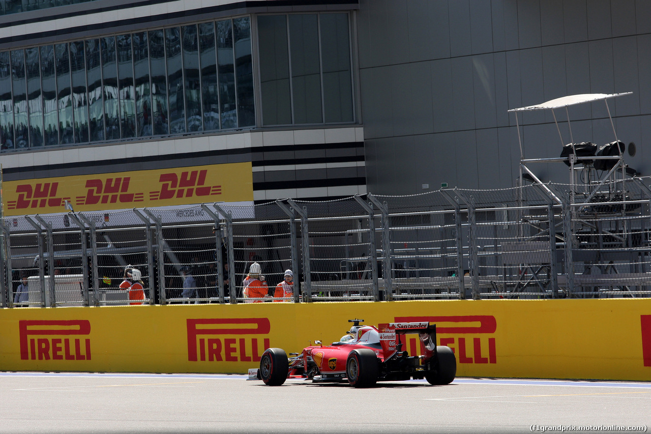 GP RUSSIA, 29.04.2016 - Prove Libere 2, Sebastian Vettel (GER) Ferrari SF16-H sttoped on the track e Daniel Ricciardo (AUS) Red Bull Racing RB12