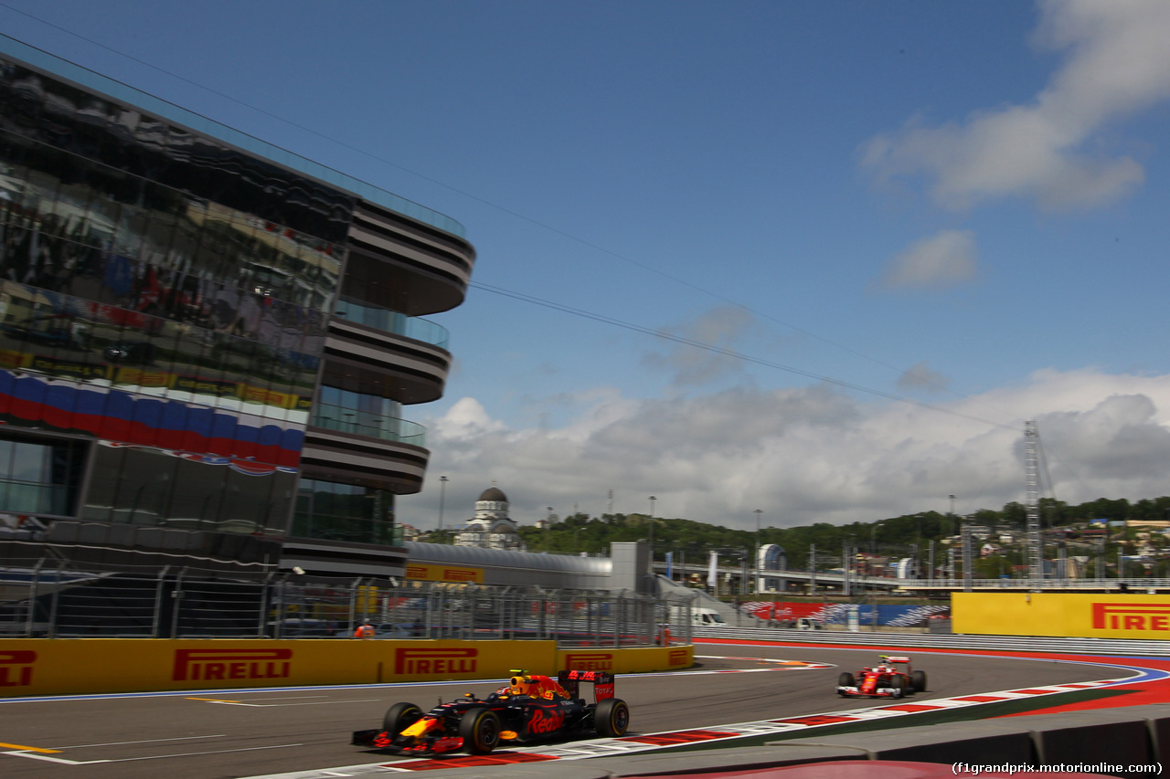 GP RUSSIA, 29.04.2016 - Prove Libere 2, Daniil Kvyat (RUS) Red Bull Racing RB12 e Kimi Raikkonen (FIN) Ferrari SF16-H