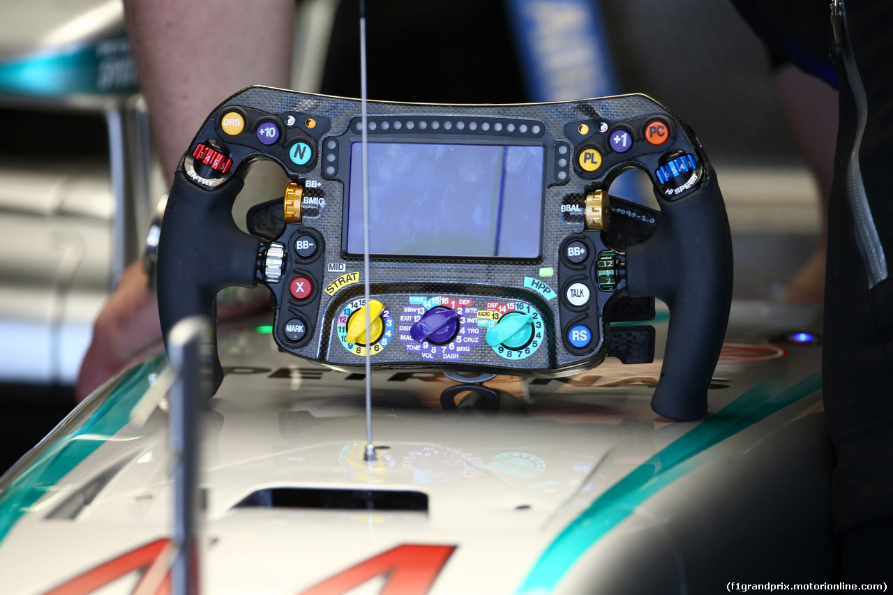 GP RUSSIA, 29.04.2016 - Prove Libere 2, Lewis Hamilton (GBR) Mercedes AMG F1 W07 Hybrid steering wheel