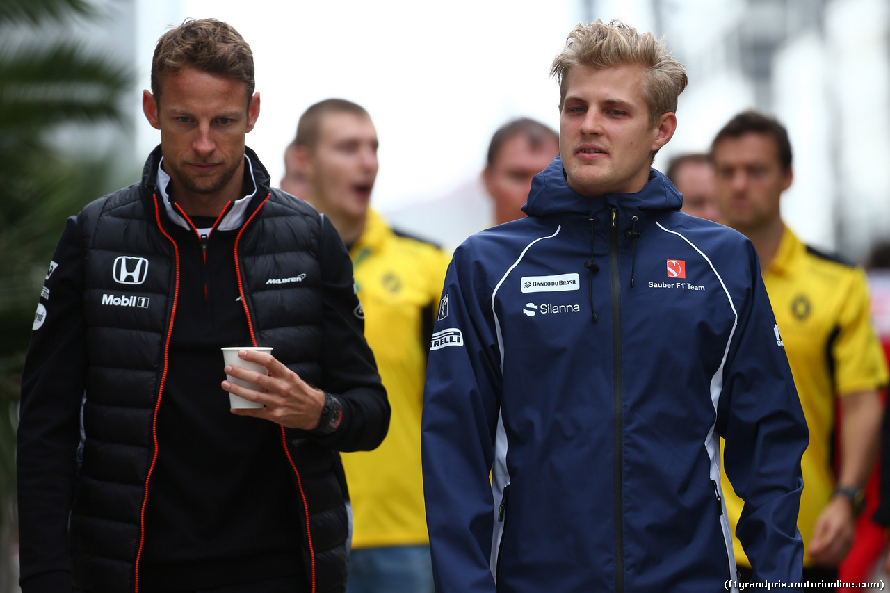 GP RUSSIA, 29.04.2016 - Jenson Button (GBR)  McLaren Honda MP4-31 e Marcus Ericsson (SUE) Sauber C34