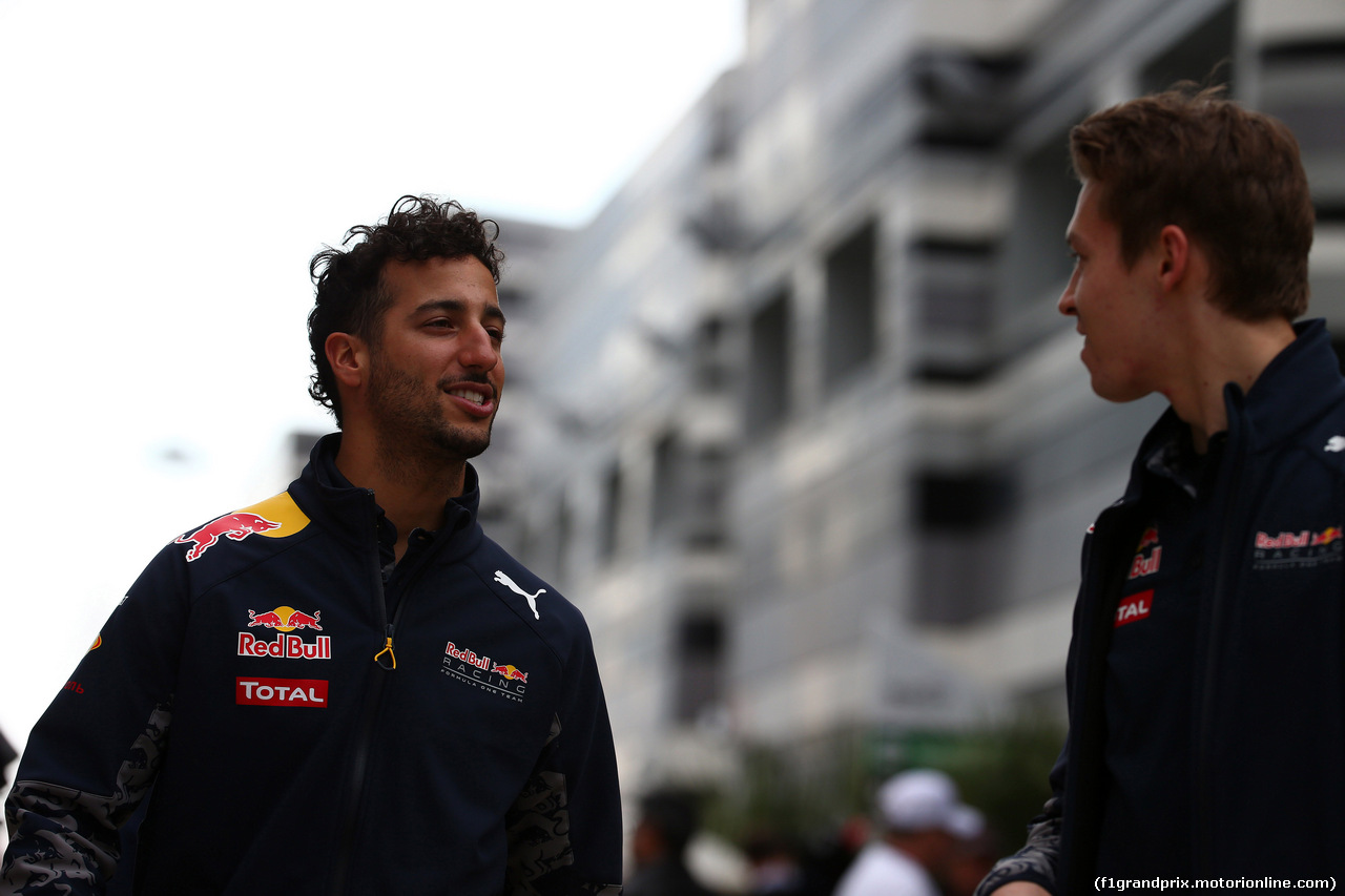 GP RUSSIA, 29.04.2016 - Daniel Ricciardo (AUS) Red Bull Racing RB12 e Daniil Kvyat (RUS) Red Bull Racing RB12