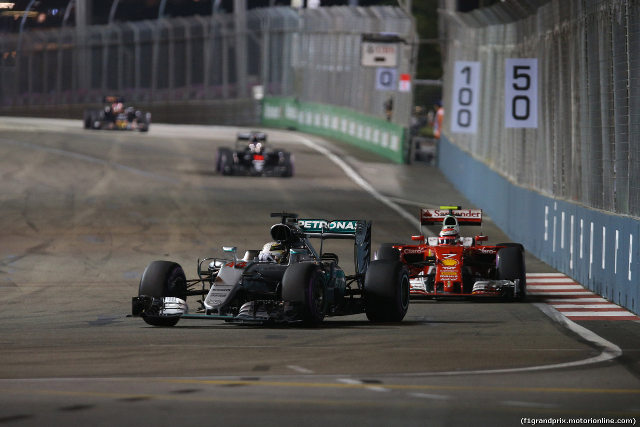 GP SINGAPORE, 18.09.2016 - Gara, Lewis Hamilton (GBR) Mercedes AMG F1 W07 Hybrid e Kimi Raikkonen (FIN) Ferrari SF16-H