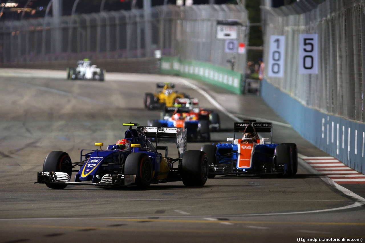 GP SINGAPORE, 18.09.2016 - Gara, Felipe Nasr (BRA) Sauber C34 e Pascal Wehrlein (GER) Manor Racing MRT05