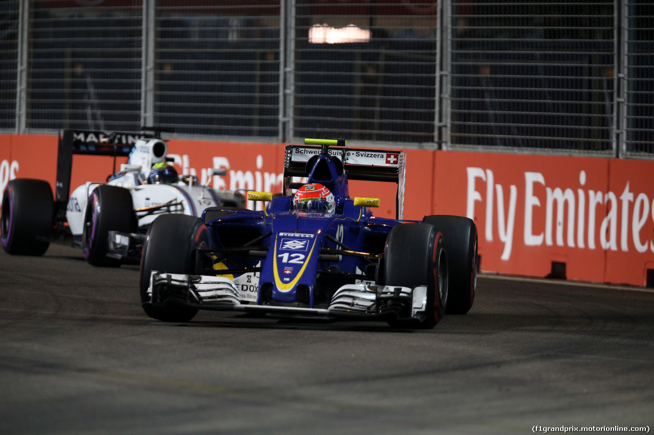 GP SINGAPORE, 18.09.2016 - Gara, Felipe Nasr (BRA) Sauber C34 davanti a Felipe Massa (BRA) Williams FW38