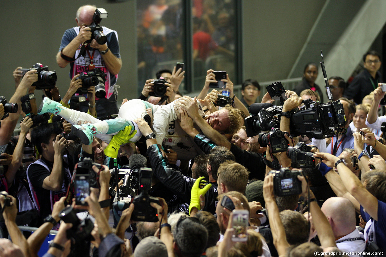 GP SINGAPORE, 18.09.2016 - Gara, Nico Rosberg (GER) Mercedes AMG F1 W07 Hybrid vincitore