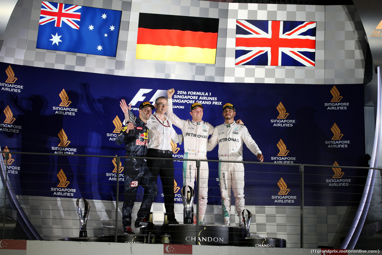 GP SINGAPORE, 18.09.2016 - Gara, secondo Daniel Ricciardo (AUS) Red Bull Racing RB12, Nico Rosberg (GER) Mercedes AMG F1 W07 Hybrid vincitore e terzo Lewis Hamilton (GBR) Mercedes AMG F1 W07 Hybrid