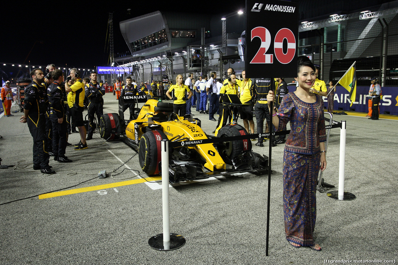 GP SINGAPORE, 18.09.2016 - Gara, Kevin Magnussen (DEN) Renault Sport F1 Team RS16 amd griglia Ragazza