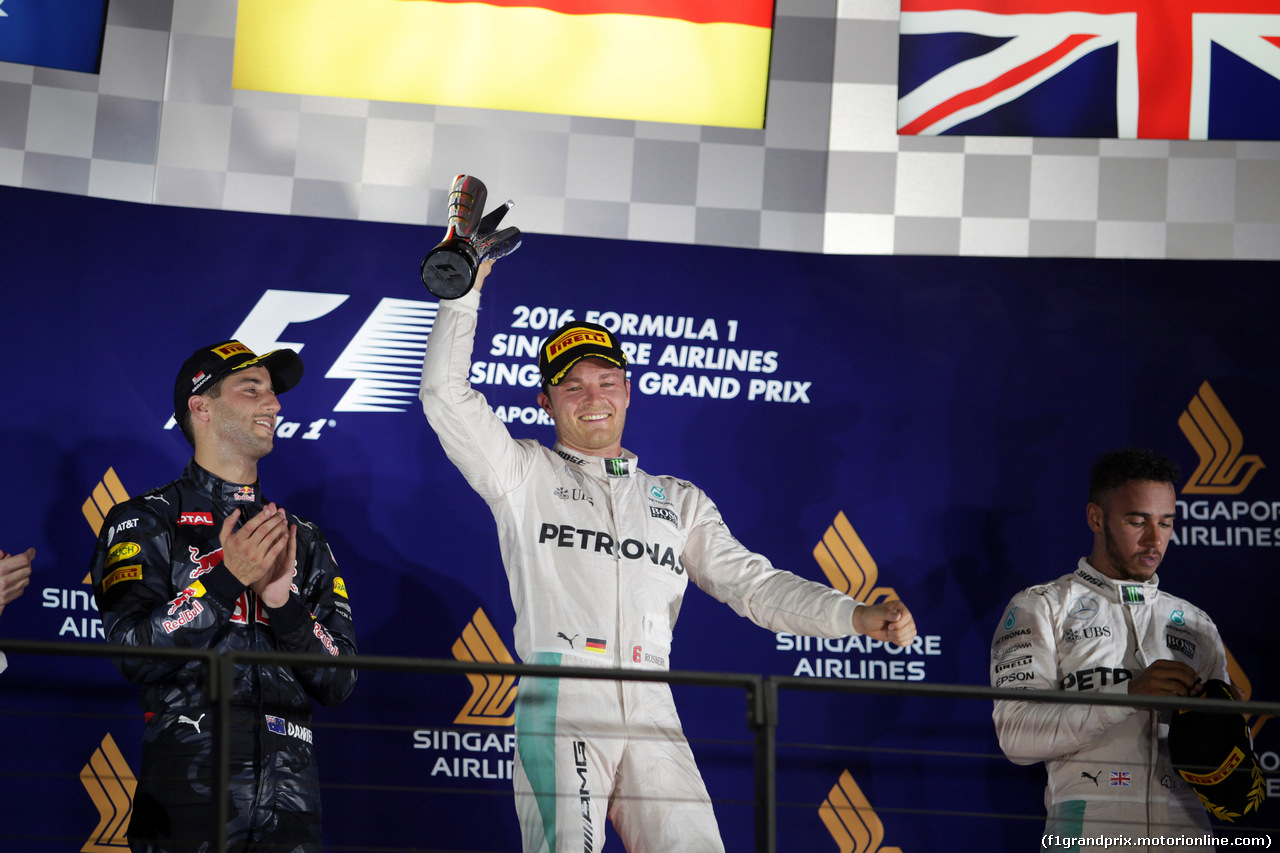 GP SINGAPORE, 18.09.2016 - Gara, secondo Daniel Ricciardo (AUS) Red Bull Racing RB12, Nico Rosberg (GER) Mercedes AMG F1 W07 Hybrid vincitore e terzo Lewis Hamilton (GBR) Mercedes AMG F1 W07 Hybrid