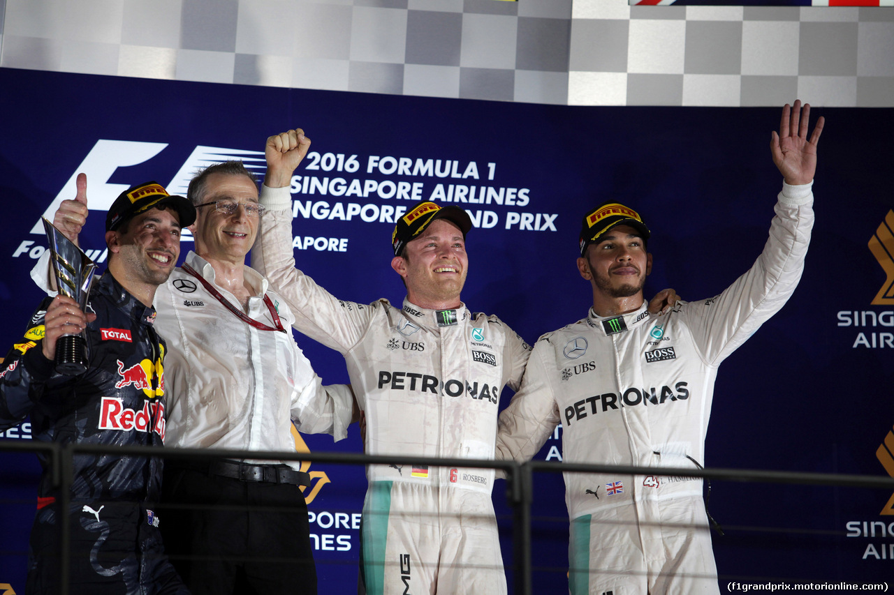 GP SINGAPORE, 18.09.2016 - Gara, secondo Daniel Ricciardo (AUS) Red Bull Racing RB12, Nico Rosberg (GER) Mercedes AMG F1 W07 Hybrid vincitore e terzo Lewis Hamilton (GBR) Mercedes AMG F1 W07 Hybrid