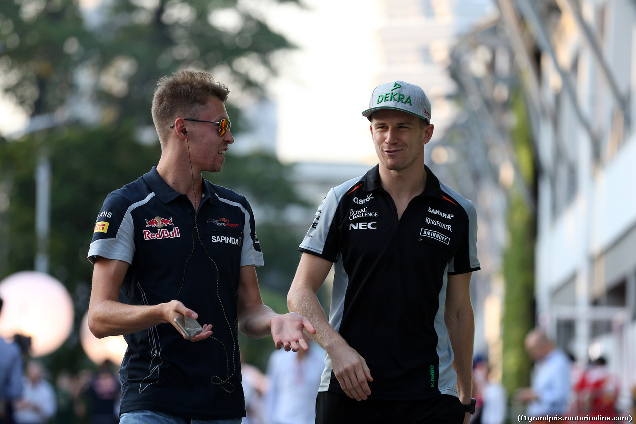 GP SINGAPORE, 18.09.2016 - Daniil Kvyat (RUS) Scuderia Toro Rosso STR11 e Nico Hulkenberg (GER) Sahara Force India F1 VJM09