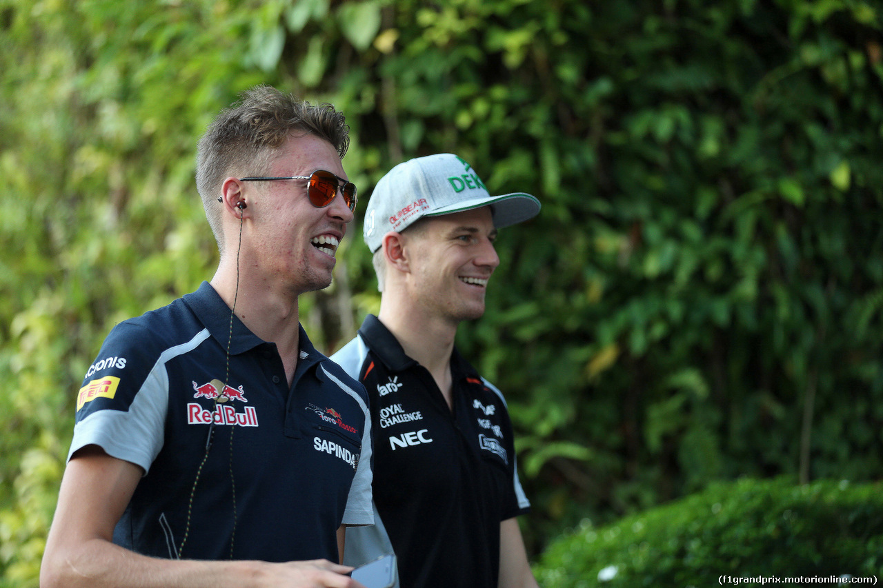 GP SINGAPORE, 18.09.2016 - Daniil Kvyat (RUS) Scuderia Toro Rosso STR11 e Nico Hulkenberg (GER) Sahara Force India F1 VJM09