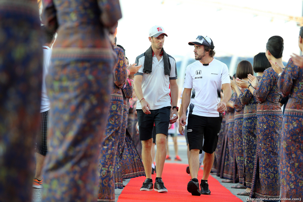 GP SINGAPORE, 18.09.2016 - Romain Grosjean (FRA) Haas F1 Team VF-16 e Fernando Alonso (ESP) McLaren Honda MP4-31