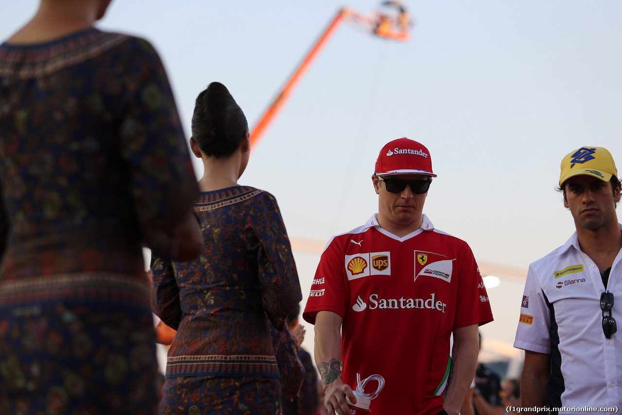 GP SINGAPORE, 18.09.2016 - Kimi Raikkonen (FIN) Ferrari SF16-H e Felipe Nasr (BRA) Sauber C34