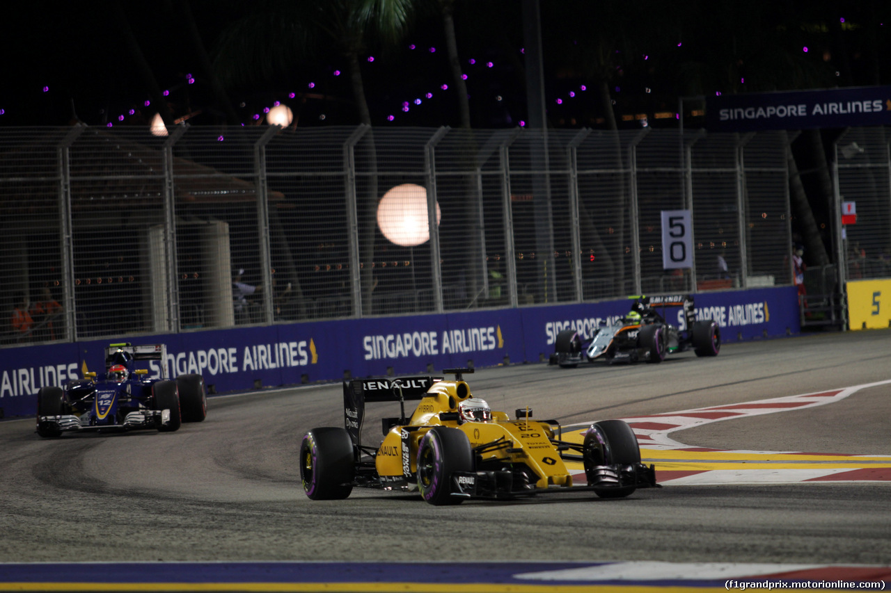 GP SINGAPORE, 18.09.2016 - Gara, Kevin Magnussen (DEN) Renault Sport F1 Team RS16 davanti a Felipe Nasr (BRA) Sauber C34