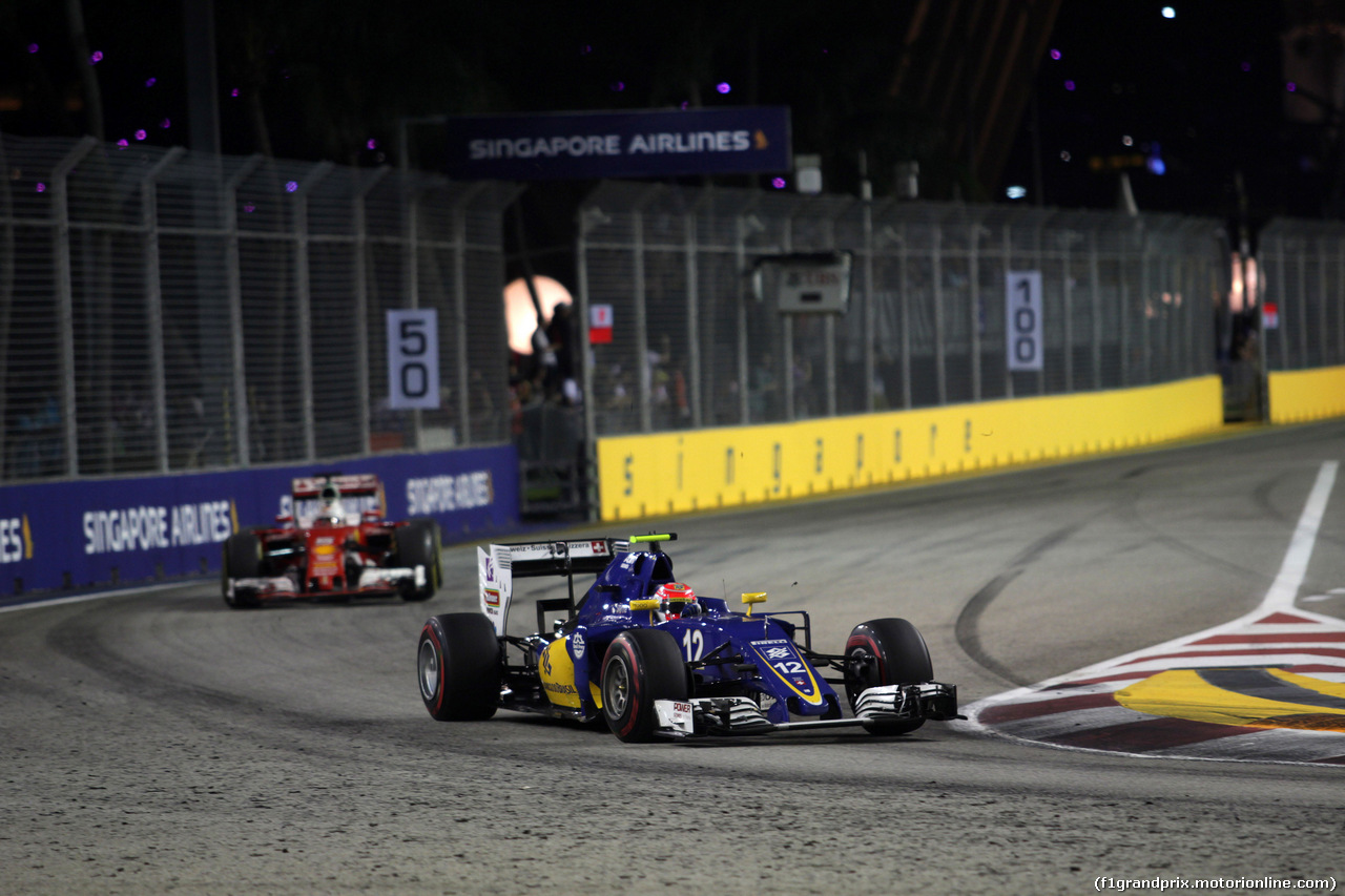 GP SINGAPORE, 18.09.2016 - Gara, Felipe Nasr (BRA) Sauber C34 davanti a Sebastian Vettel (GER) Ferrari SF16-H