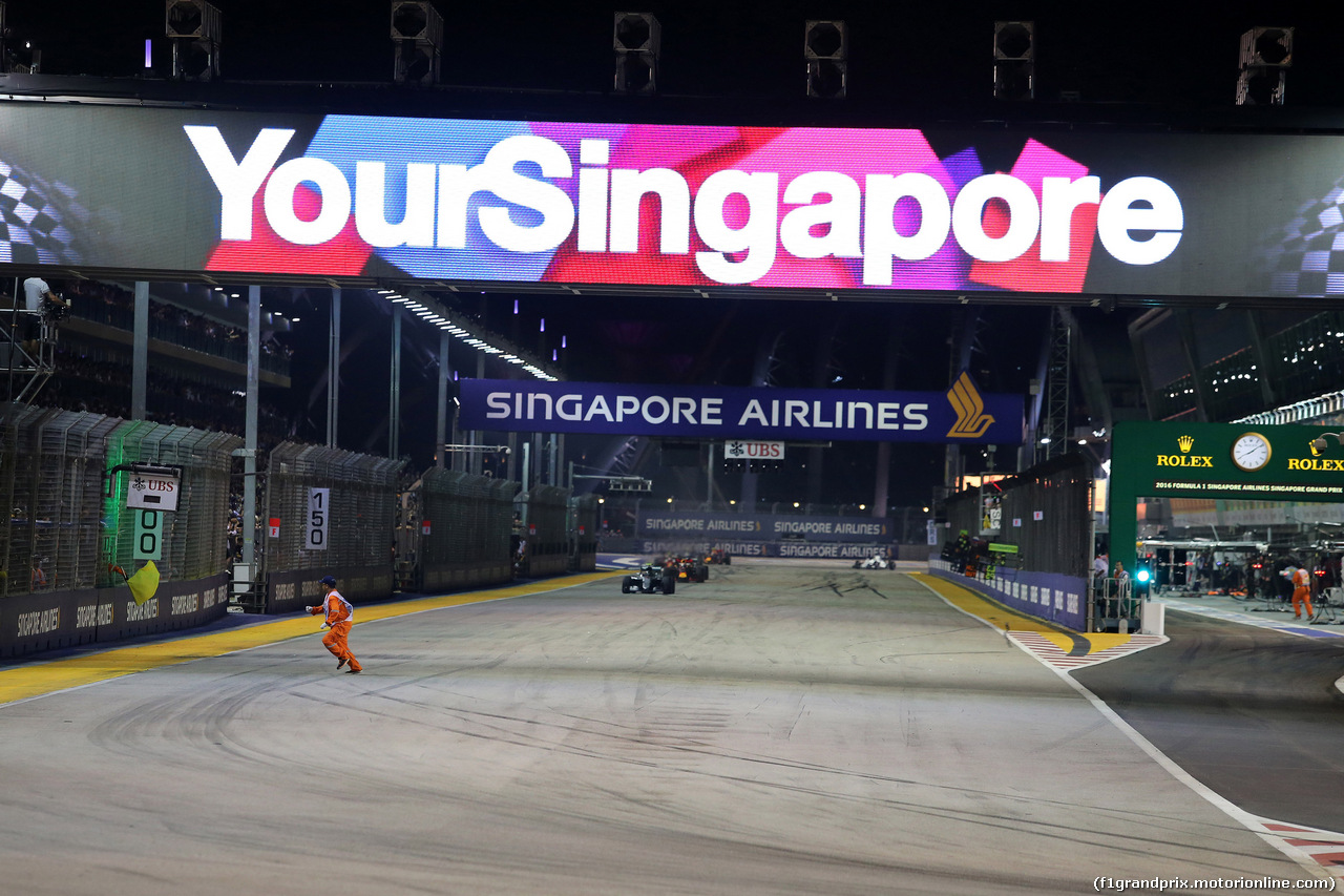 GP SINGAPORE, 18.09.2016 - Gara, A marshal on the track