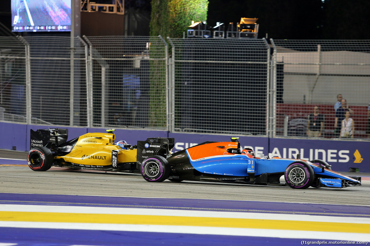 GP SINGAPORE, 18.09.2016 - Gara, Jolyon Palmer (GBR) Renault Sport F1 Team RS16 e Esteban Ocon (FRA) Manor Racing MRT05