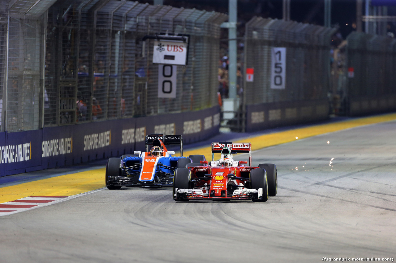 GP SINGAPORE, 18.09.2016 - Gara, Pascal Wehrlein (GER) Manor Racing MRT05 e Sebastian Vettel (GER) Ferrari SF16-H