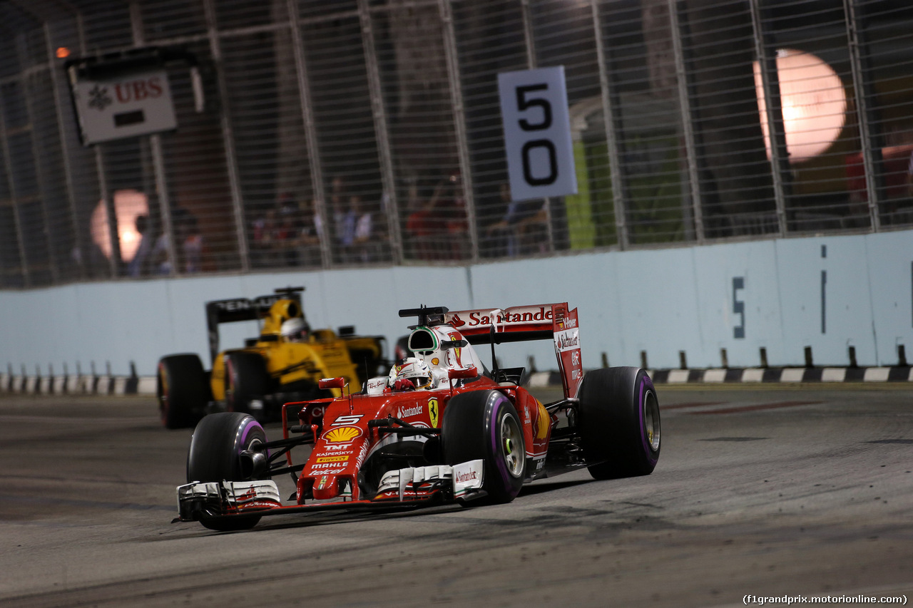 GP SINGAPORE, 18.09.2016 - Gara, Sebastian Vettel (GER) Ferrari SF16-H davanti a Kevin Magnussen (DEN) Renault Sport F1 Team RS16